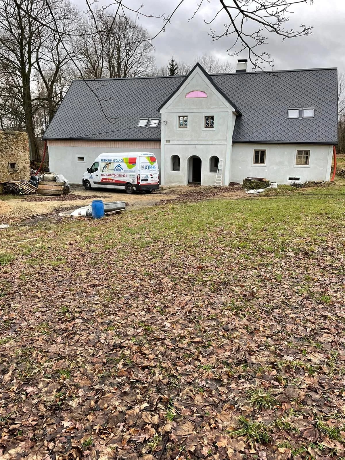 Dům v Dolní Řasnici s vozem Icyizolu při aplikaci